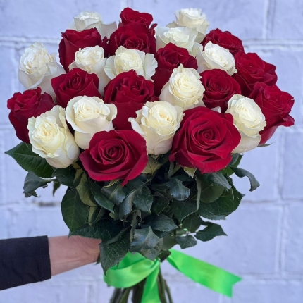 Букет «Баланс» из красных и белых роз - купить с доставкой в по Новогорному