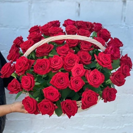Корзинка "Моей королеве" из красных роз с доставкой в по Новогорному